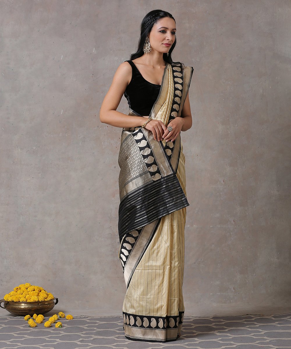 Handloom_Offwhite_And_Black_Pure_Katan_Silk_Banarasi_Saree_with_Kadhiyal_Paisley_Border_WeaverStory_02