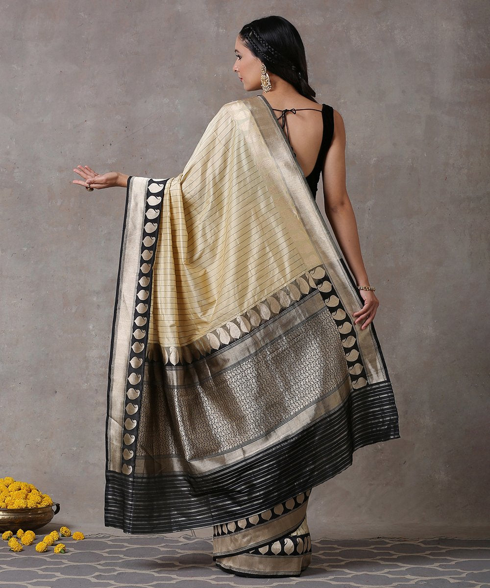 Handloom_Offwhite_And_Black_Pure_Katan_Silk_Banarasi_Saree_with_Kadhiyal_Paisley_Border_WeaverStory_03
