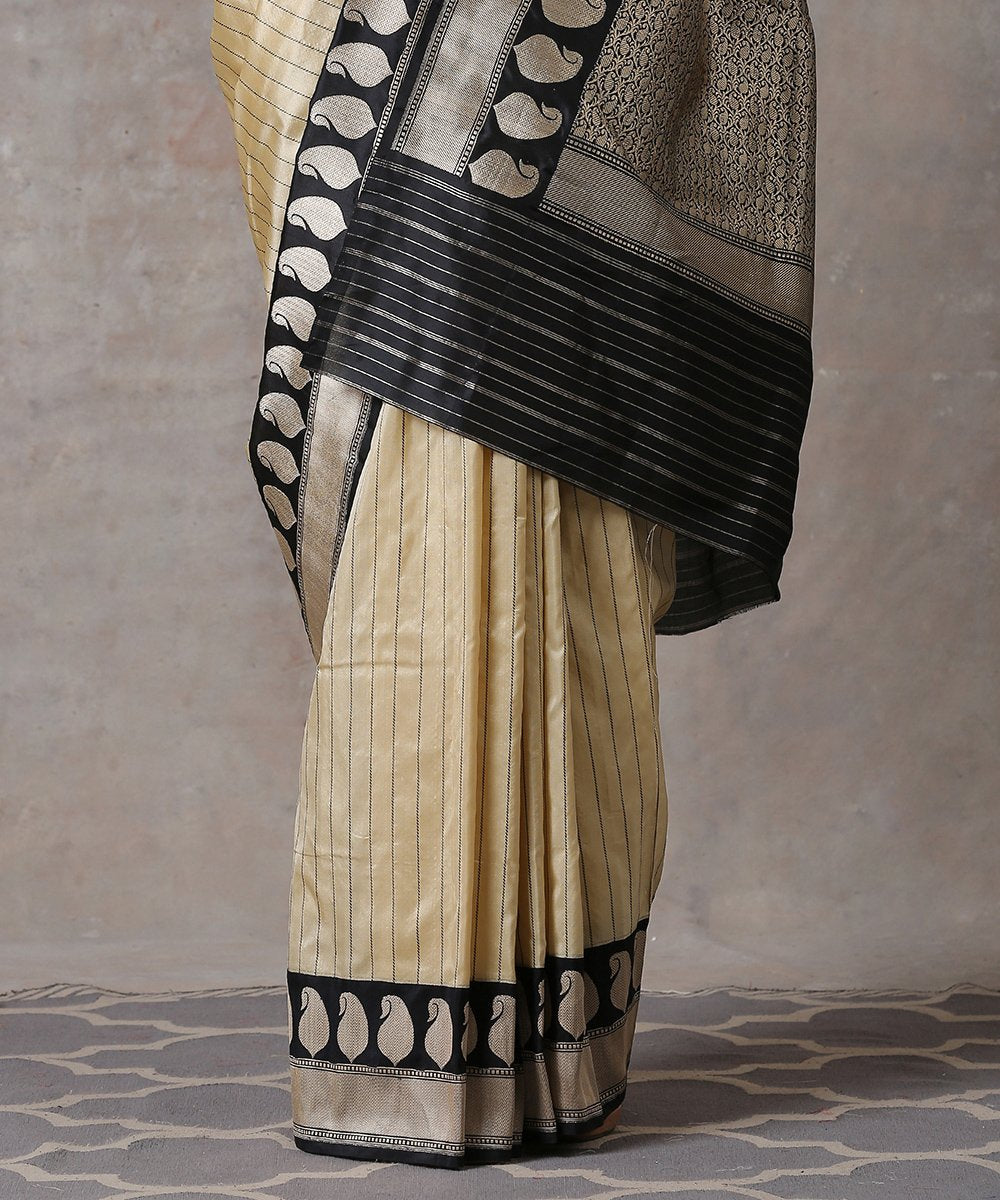 Handloom_Offwhite_And_Black_Pure_Katan_Silk_Banarasi_Saree_with_Kadhiyal_Paisley_Border_WeaverStory_04