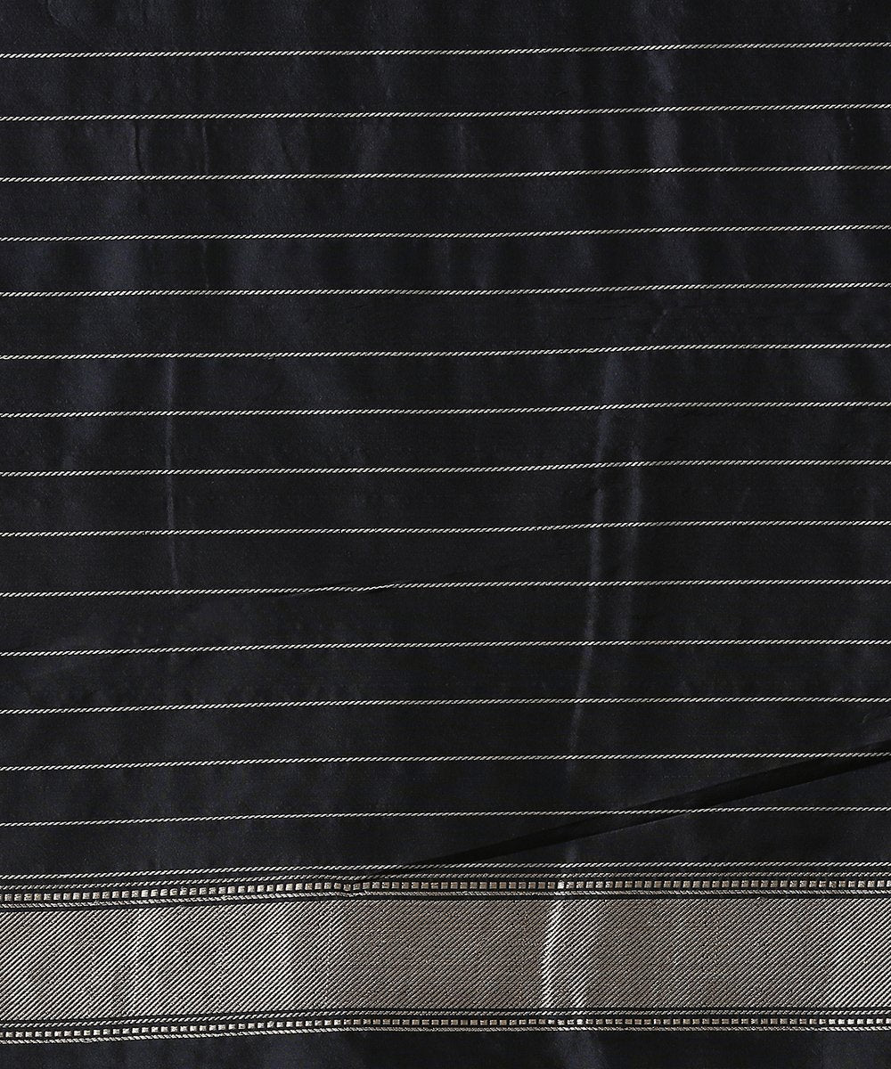 Handloom_Offwhite_And_Black_Pure_Katan_Silk_Banarasi_Saree_with_Kadhiyal_Paisley_Border_WeaverStory_05