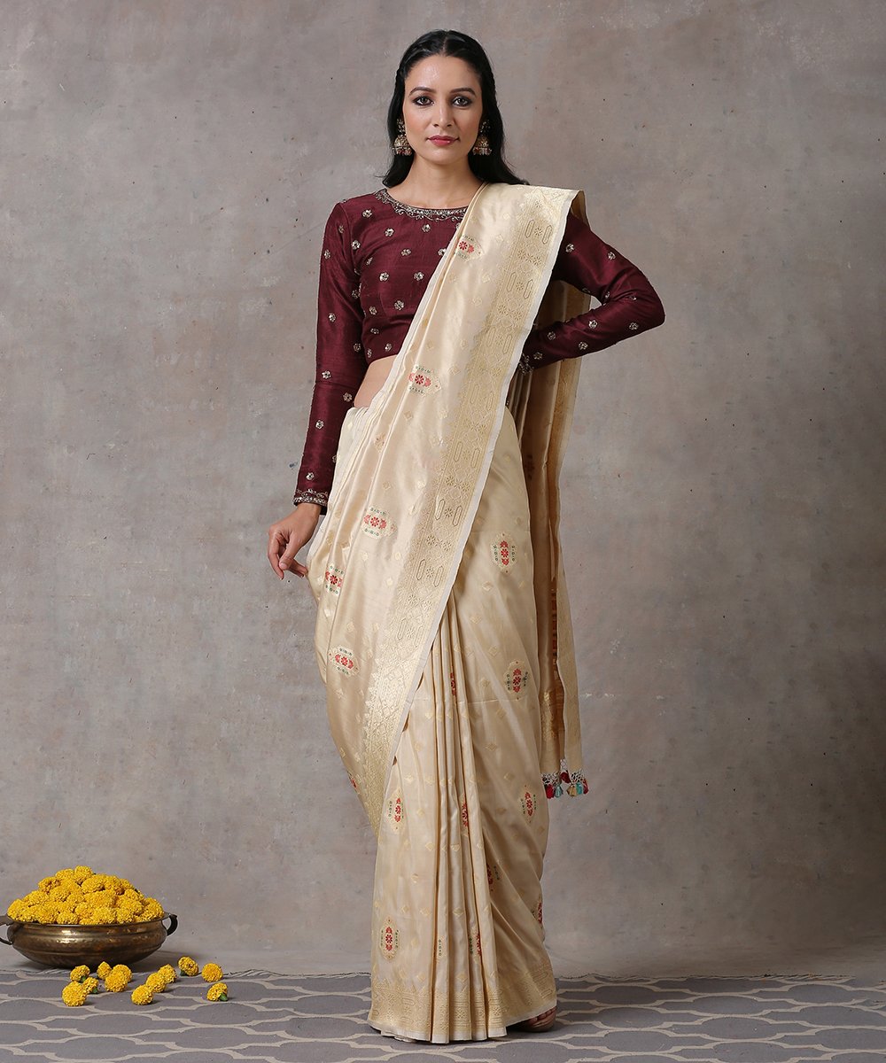 Handloom_Offwhite_And_Gold_Pure_Katan_Silk_Banarasi_Saree_With_Tanzeb_and_Meenakari_Booti_WeaverStory_01