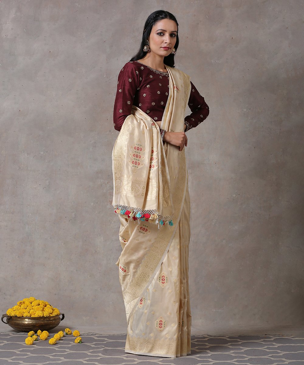 Handloom_Offwhite_And_Gold_Pure_Katan_Silk_Banarasi_Saree_With_Tanzeb_and_Meenakari_Booti_WeaverStory_02