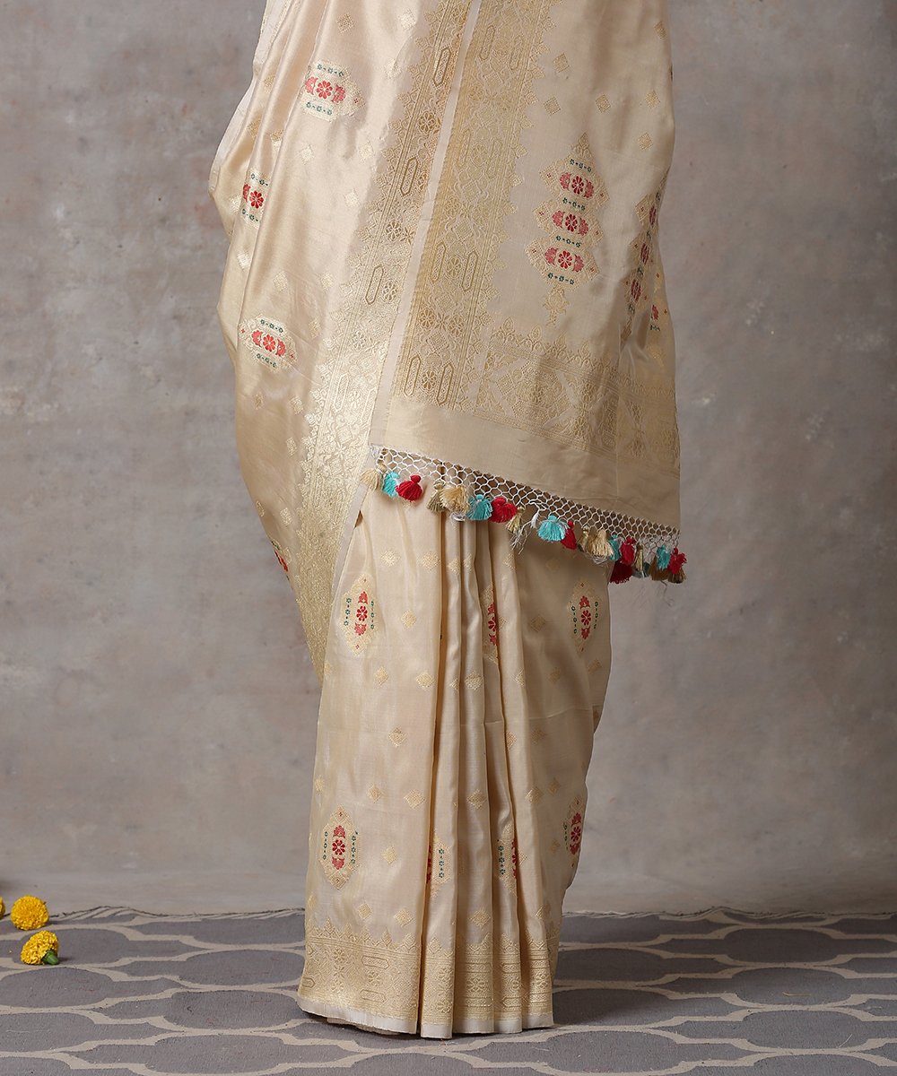 Handloom_Offwhite_And_Gold_Pure_Katan_Silk_Banarasi_Saree_With_Tanzeb_and_Meenakari_Booti_WeaverStory_04