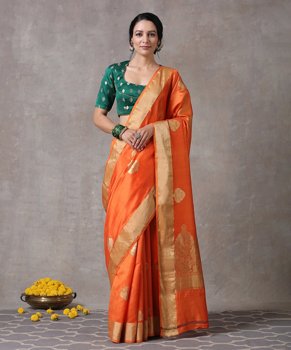 Handloom_Orange_And_Gold_Spun_Pure_Katan_Silk_Banarasi_Saree_With_Kadhwa_Booti_And_Plain_Zari_Border_WeaverStory_01