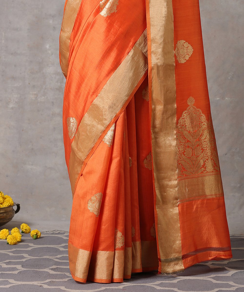 Handloom_Orange_And_Gold_Spun_Pure_Katan_Silk_Banarasi_Saree_With_Kadhwa_Booti_And_Plain_Zari_Border_WeaverStory_04