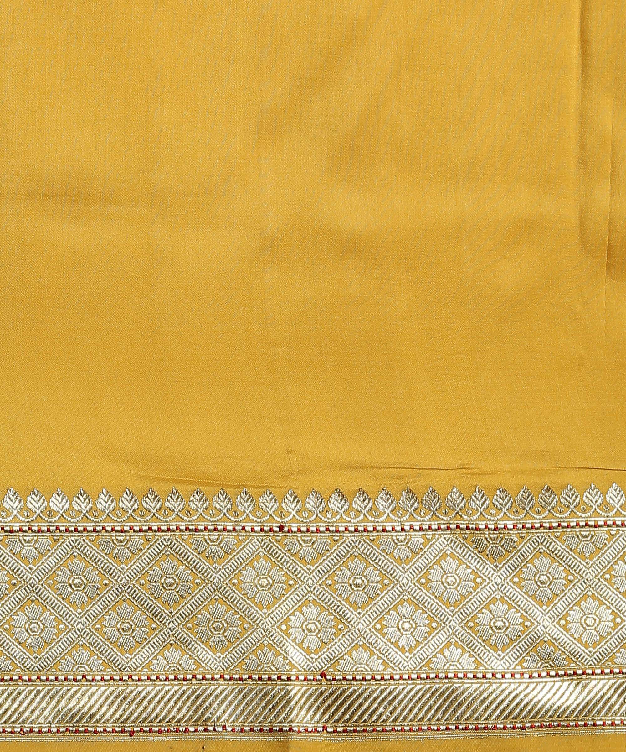 Peach_and_Mustard_Yellow_Kora_Silk_Saree_with_a_Kadhiyal_Border_in_fine_Katan_Silk_WeaverStory_05