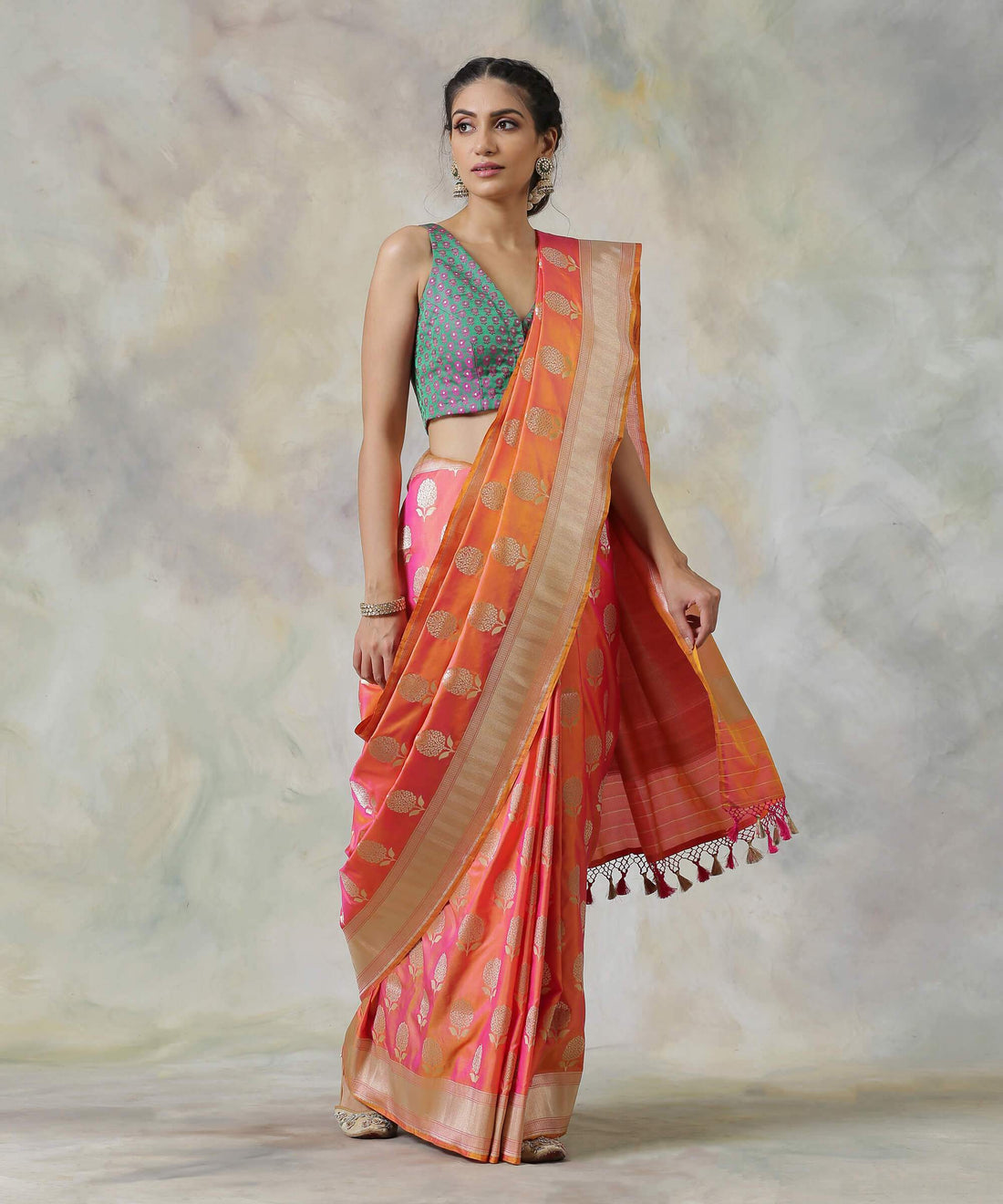 Handloom_Peach_and_Pink_Dual_Tone_Pure_Katan_Silk_Banarasi_Saree_with_Floral_Booti_WeaverStory_02