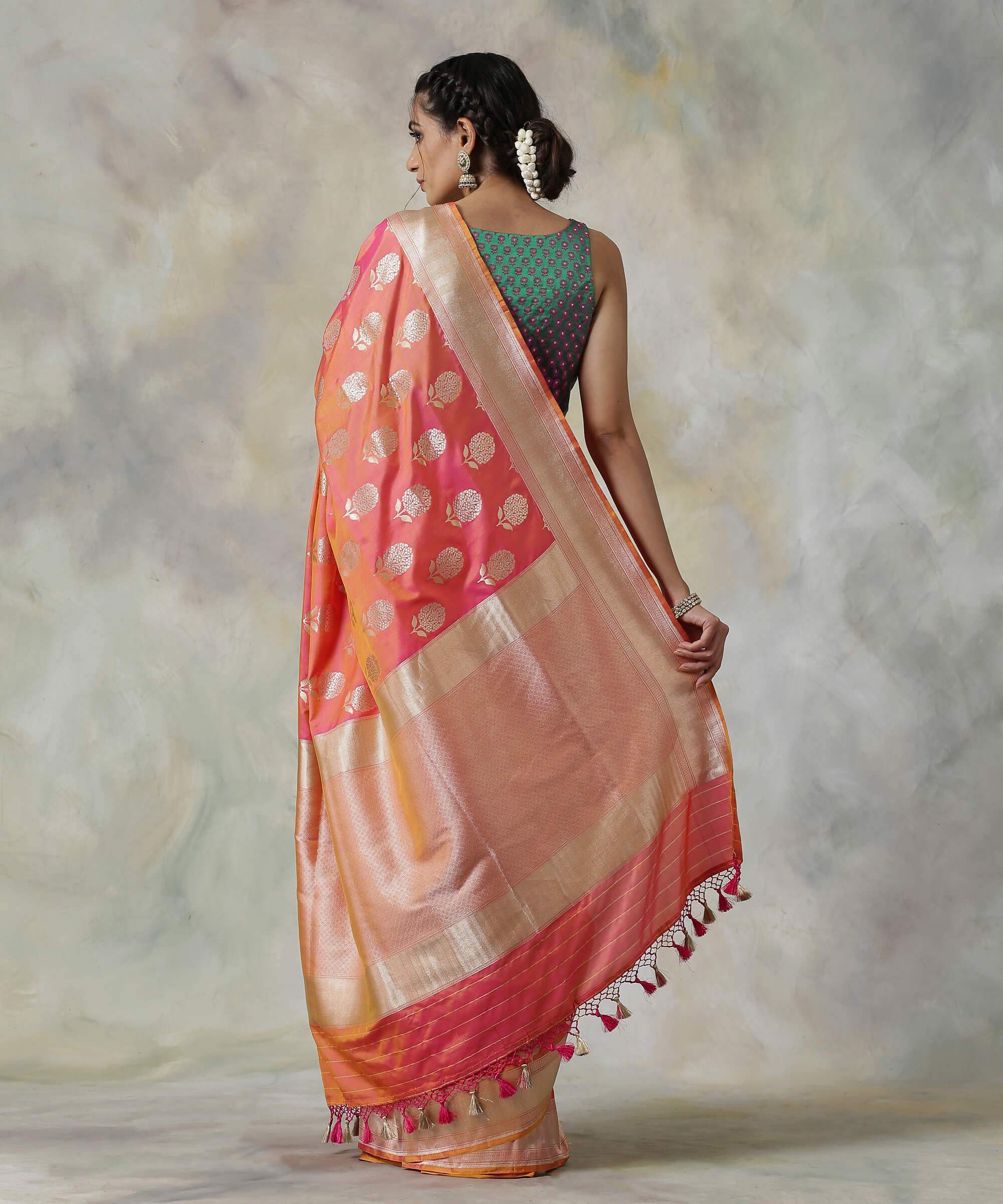 Handloom_Peach_and_Pink_Dual_Tone_Pure_Katan_Silk_Banarasi_Saree_with_Floral_Booti_WeaverStory_03
