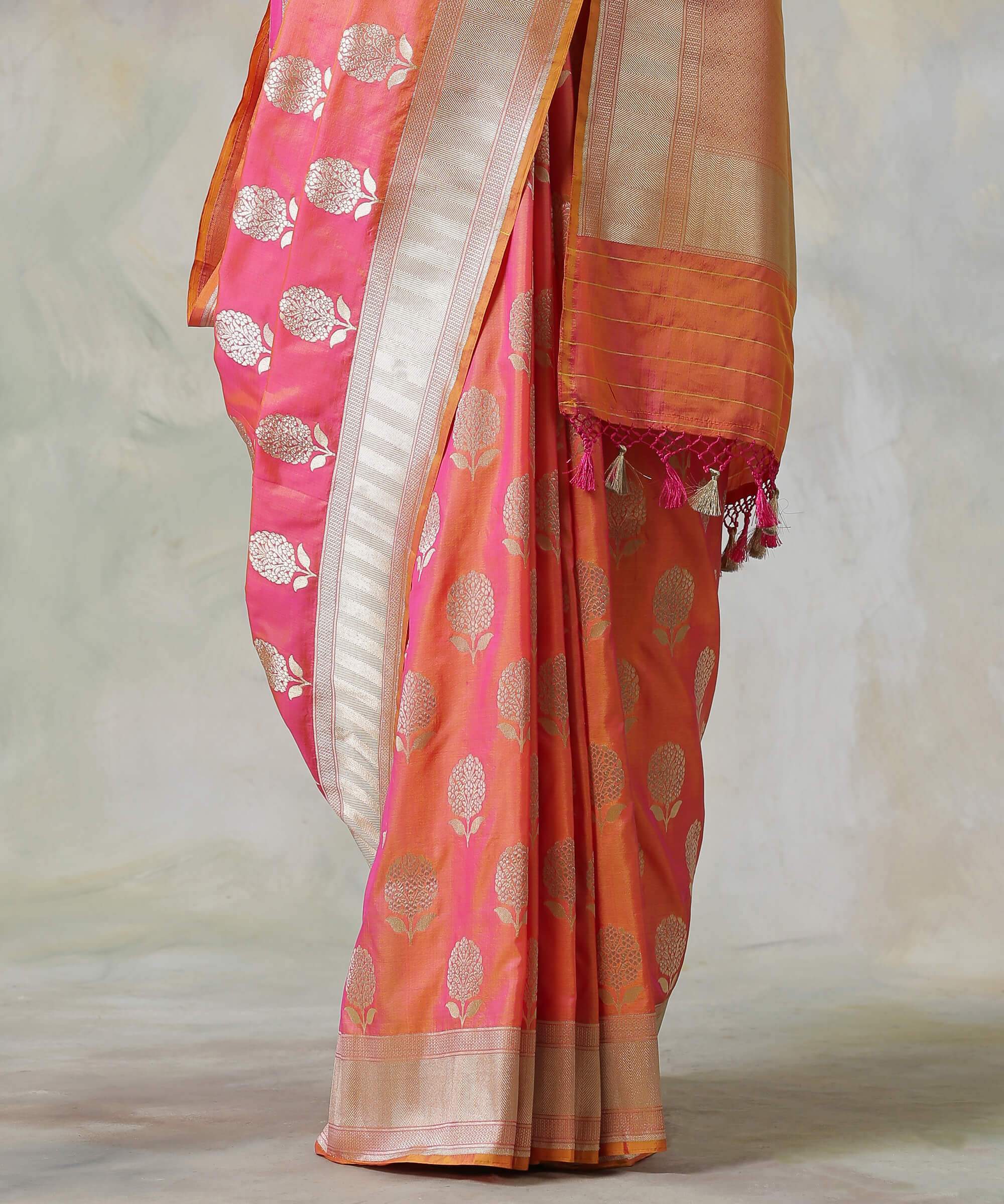 Handloom_Peach_and_Pink_Dual_Tone_Pure_Katan_Silk_Banarasi_Saree_with_Floral_Booti_WeaverStory_04