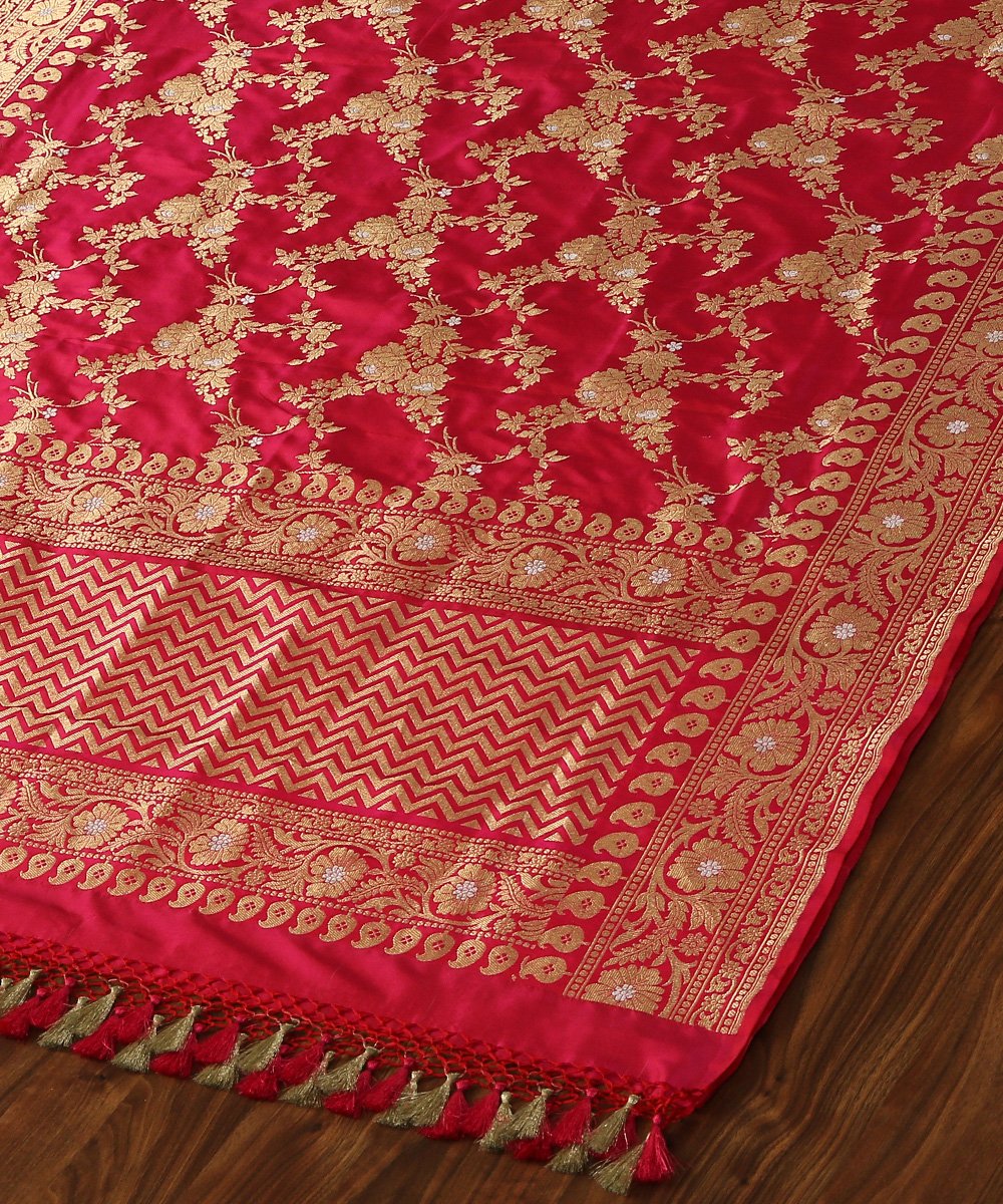 Handloom_Pink_And_Red_Dual_Tone_Pure_Katan_Silk_Kadhwa_Jangla_Banarasi_Dupatta_WeaverStory_04