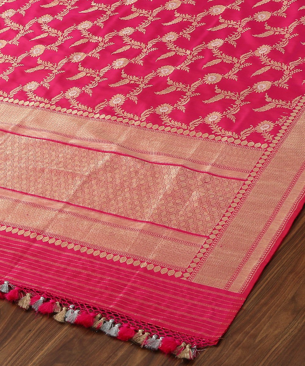 Pink_Pure_Katan_Silk_Handloom_Kadhwa_Banarai_Dupatta_With_Gold_Zari_Jaal_WeaverStory_04