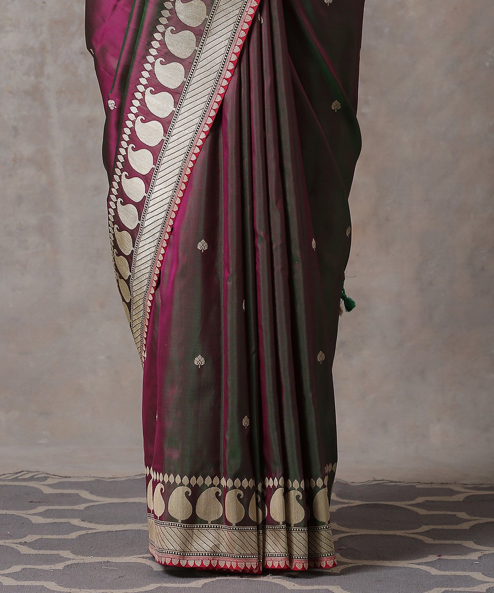 Handloom_Purple_and_Green_Dual_Tone_Pure_Katan_Silk_Banarasi_Saree_with_Paisley_Border_WeaverStory_04