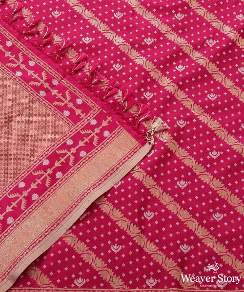 Handloom_Rani_Pink_Pure_Katan_Silk_Banarasi_Dupatta_with_Aada_Jaal_WeaverStory_05