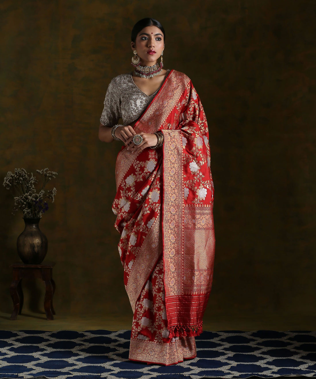 Red_Banarasi_Pure_Katan_Silk_Angoor_Jaal_Saree_WeaverStory_02