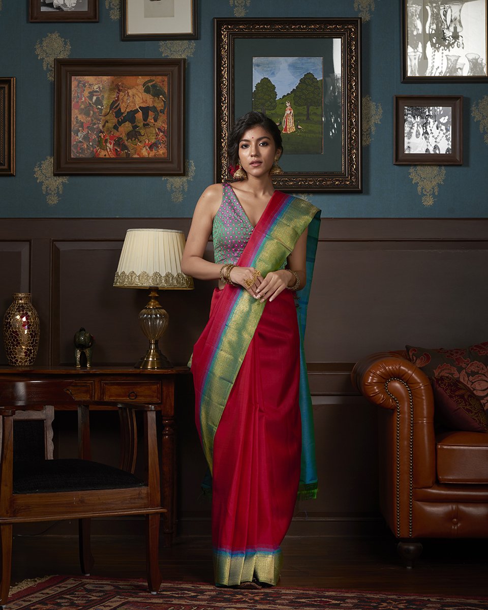 Handloom_Red_Dual_Tone_Kanjivaram_Silk_Saree_with_Teal_Border_WeaverStory_02