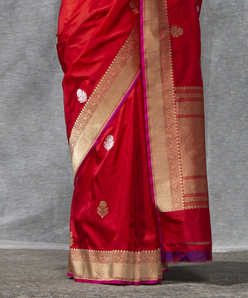 Handloom_Red_Kadhwa_Katan_Silk_Banarasi_Saree_with_Floral_Boota_and_Pink_Selvedge_WeaverStory_04