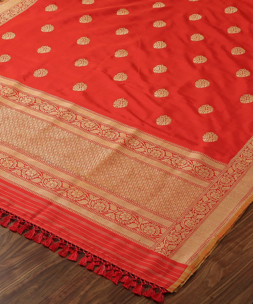 Handloom_Red_Katan_Silk_Dupatta_With_Floral_Border_And_Booti_Woven_In_Ektara_Weaving_Style_WeaverStory_03