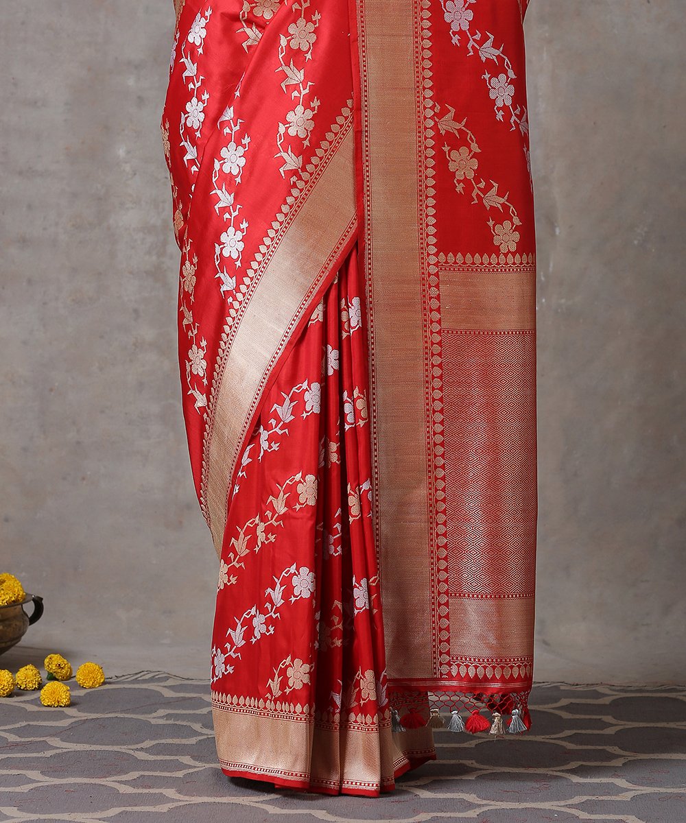 Handloom_Red_Pure_Katan_Silk_Banarasi_Saree_with_Kadhwa_Sona_Rupa_Diagonal_Jaal_WeaverStory_04