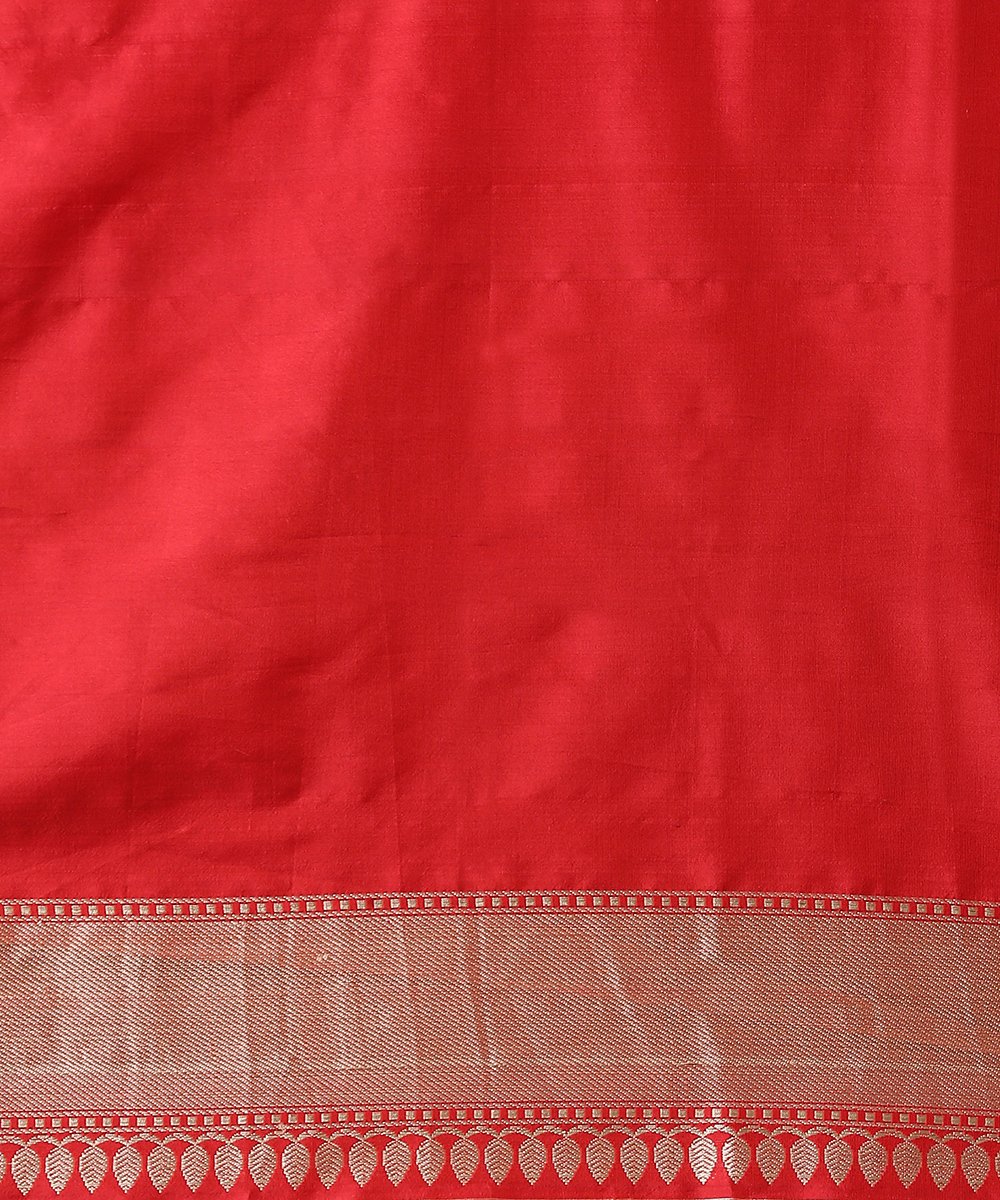 Handloom_Red_Pure_Katan_Silk_Banarasi_Saree_with_Kadhwa_Sona_Rupa_Diagonal_Jaal_WeaverStory_05