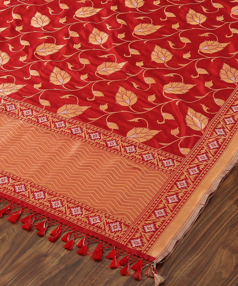Handloom_Red_Pure_Katan_Silk_Cutwork_Jamdani_Weave_Banarasi_Dupatta_WeaverStory_04