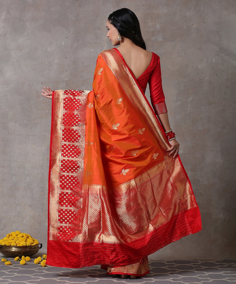 Handloom_Red_and_Orange_Dual_Tone_Pure_Katan_Silk_Plain_Banarasi_Saree_With_Contrast_Kadhiyal_Border_WeaverStory_03