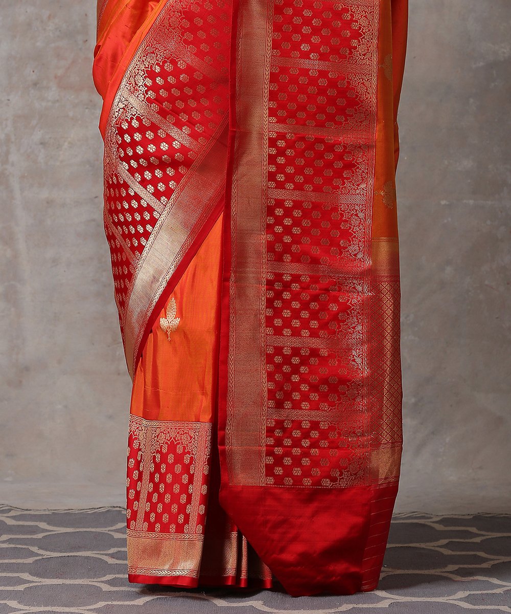 Handloom_Red_and_Orange_Dual_Tone_Pure_Katan_Silk_Plain_Banarasi_Saree_With_Contrast_Kadhiyal_Border_WeaverStory_04