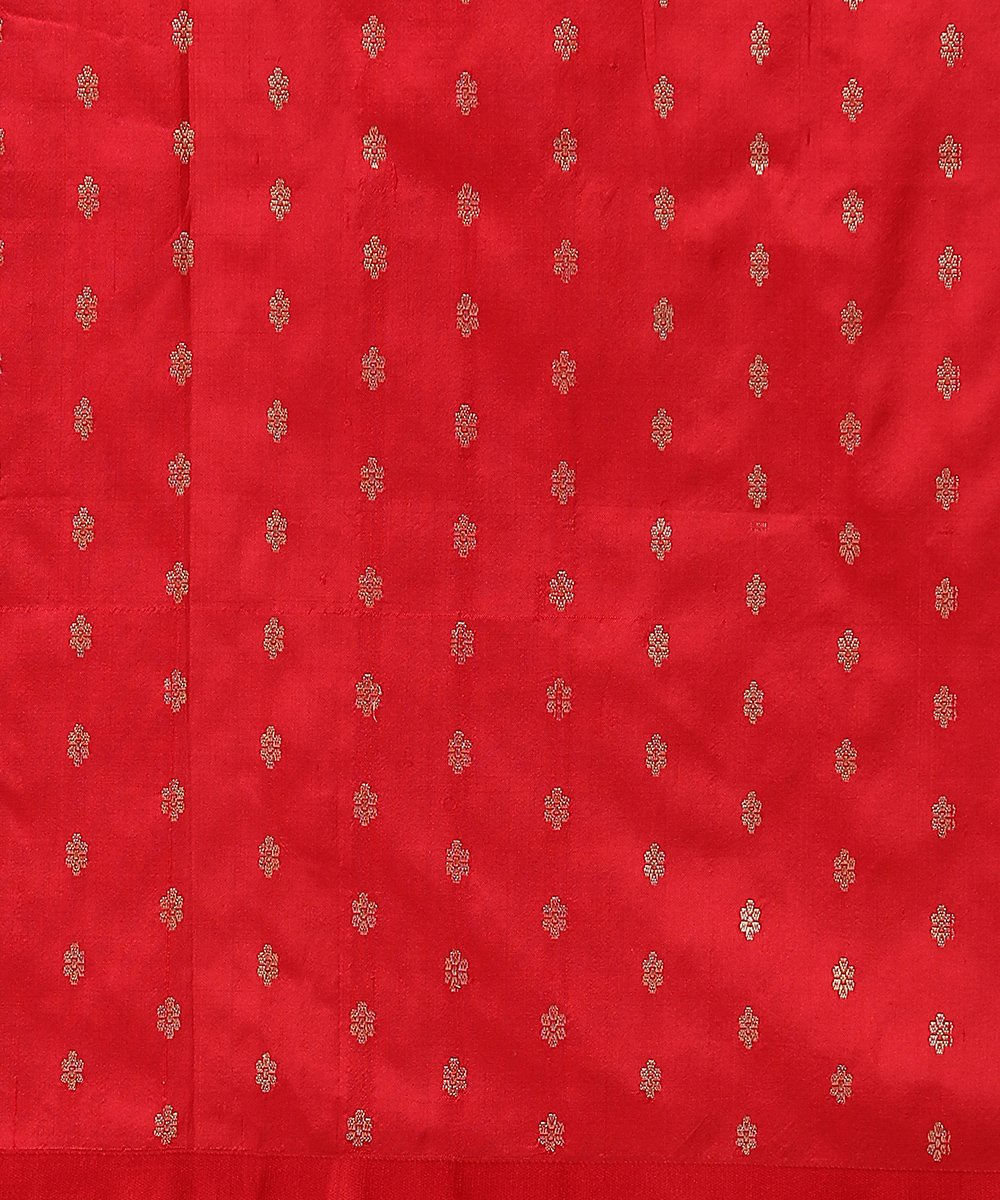 Handloom_Red_and_Orange_Dual_Tone_Pure_Katan_Silk_Plain_Banarasi_Saree_With_Contrast_Kadhiyal_Border_WeaverStory_05