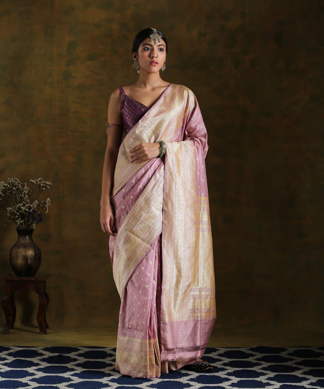 Handloom_Soft_Mauve_Pure_Katan_Silk_Banarasi_Saree_with_Guldaudi_Boota_WeaverStory_02