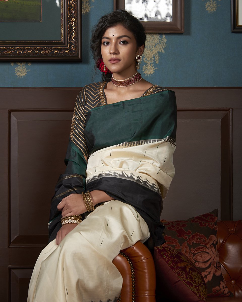 Handloom_White_Kanjivaram_Silk_Saree_With_Black_And_Green_Border_WeaverStory_01