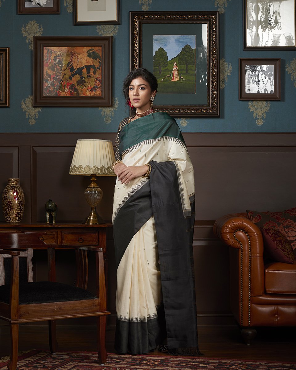 Handloom_White_Kanjivaram_Silk_Saree_With_Black_And_Green_Border_WeaverStory_02