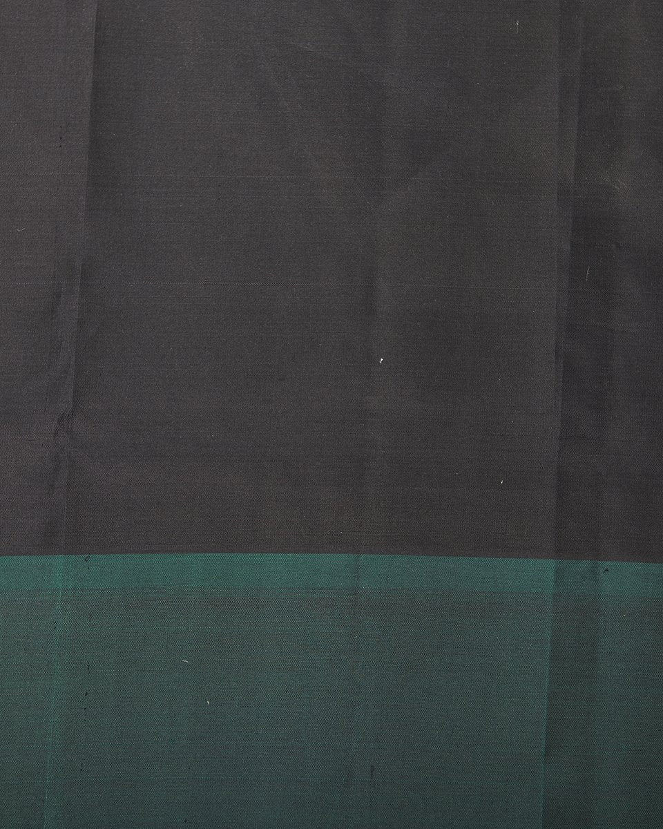 Handloom_White_Kanjivaram_Silk_Saree_With_Black_And_Green_Border_WeaverStory_05