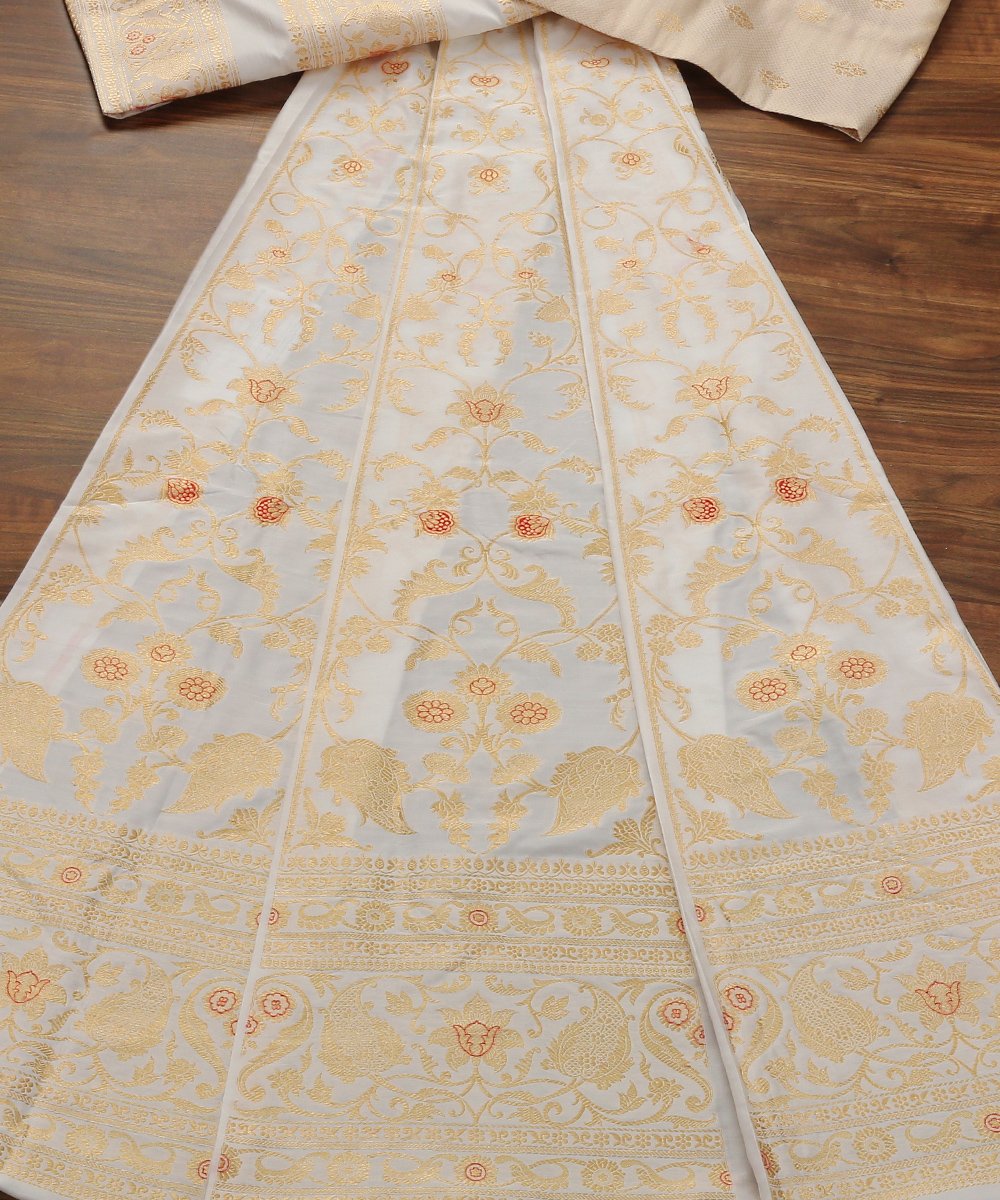 Handloom_White_Katan_Silk_Banarasi_Lehenga_with_Mughal_Jaal_Design_WeaverStory_02