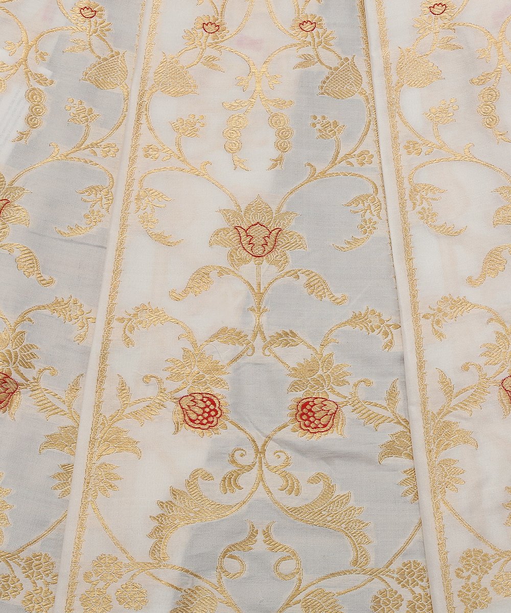 Handloom_White_Katan_Silk_Banarasi_Lehenga_with_Mughal_Jaal_Design_WeaverStory_05