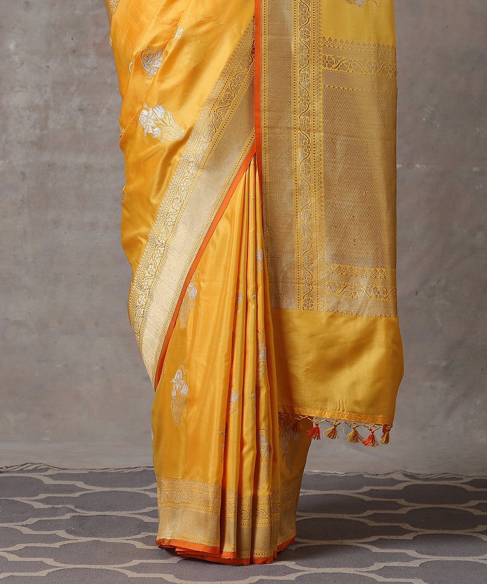 Handloom_Yellow_Ektara_Pure_Katan_Silk_Banarasi_Saree_With_Floral_Motif_And_Orange_Selvedge_WeaverStory_04