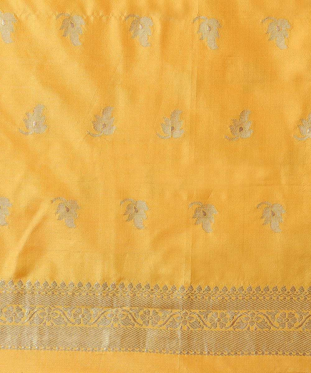 Handloom_Yellow_Ektara_Pure_Katan_Silk_Banarasi_Saree_With_Floral_Motif_And_Orange_Selvedge_WeaverStory_05