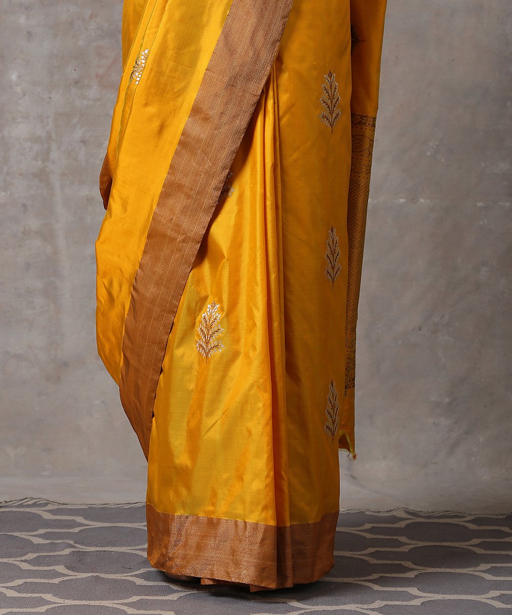 Handloom_Yellow_Pure_Katan_Silk_Banarasi_Saree_With_Antique_Zari_Border_and_Leaf_motifs_WeaverStory_04