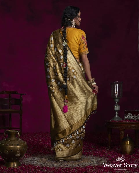 Olive_Green_Handloom_Pure_Katan_Silk_Banarasi_Saree_with_Aada_Sona_Rupa_Jaal_WeaverStory_03