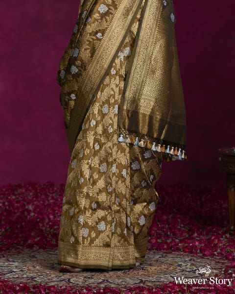 Olive_Green_Handloom_Pure_Katan_Silk_Banarasi_Saree_with_Aada_Sona_Rupa_Jaal_WeaverStory_04