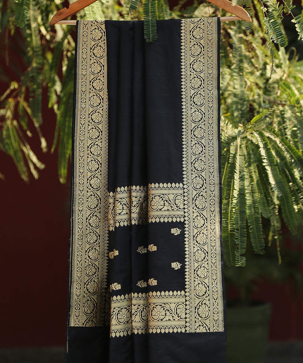 Handloom_Black_Pure_Katan_Silk_Banarasi_Dupatta_with_Gold_Zari_Booti_WeaverStory_01