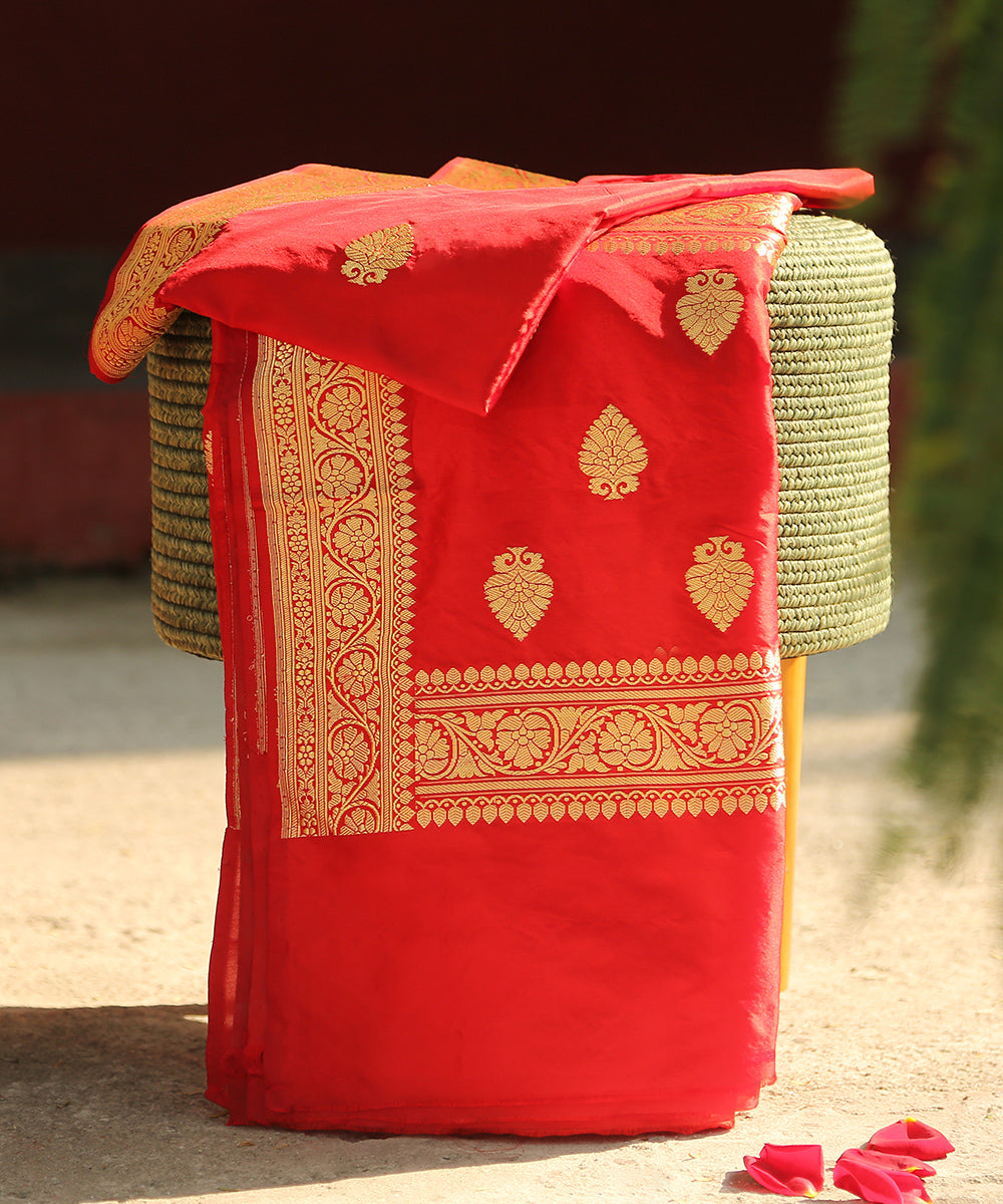 Handloom_Red_Pure_Katan_Silk_Banarasi_Dupatta_with_Gold_Zari_Booti_WeaverStory_01