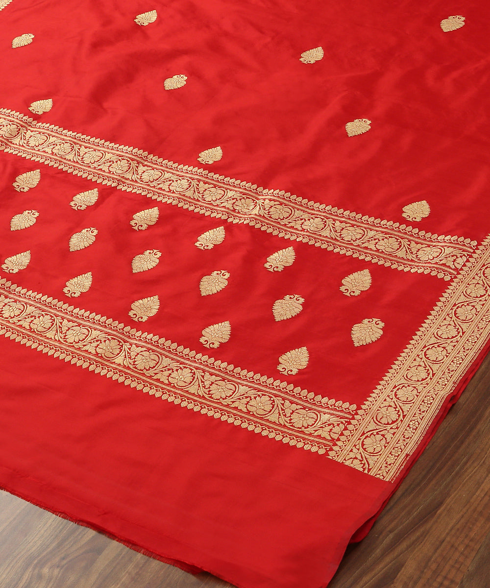 Handloom_Red_Pure_Katan_Silk_Banarasi_Dupatta_with_Gold_Zari_Booti_WeaverStory_03