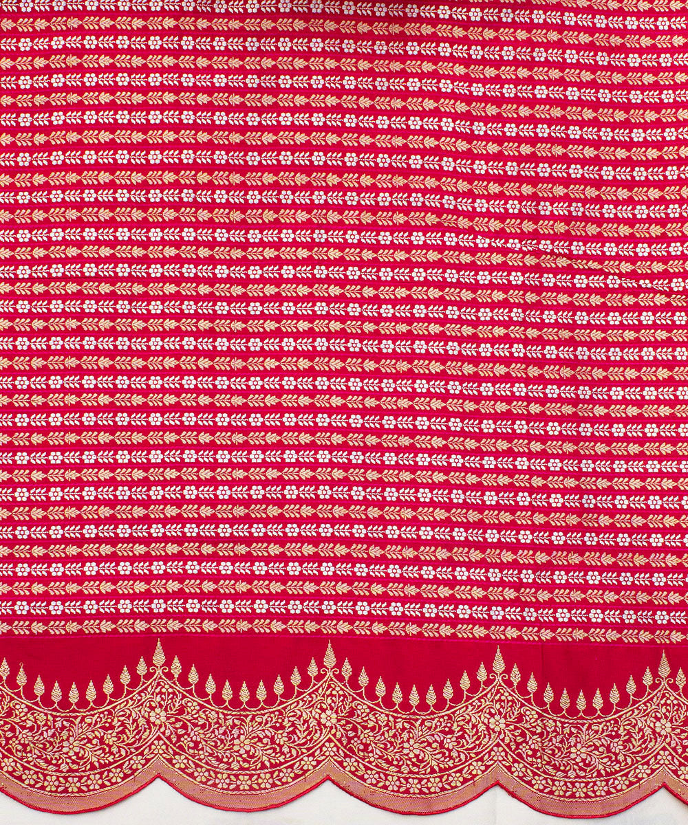 Handloom_Green_Scalloped_Border_Banarasi_Silk_Saree_with_a_Maroon_Blouse_WeaverStory_05