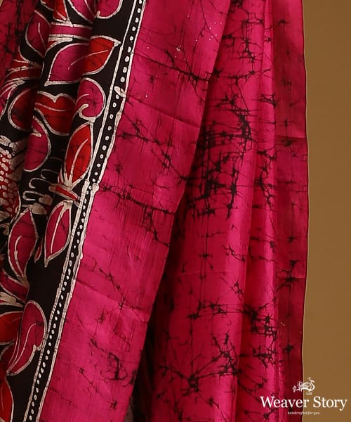 Magenta_And_Black_Handloom_Pure_Mulberry_Silk_Hand_Batik_Saree_With_Floral_Border_WeaverStory_04