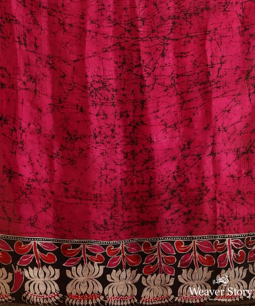 Magenta_And_Black_Handloom_Pure_Mulberry_Silk_Hand_Batik_Saree_With_Floral_Border_WeaverStory_05