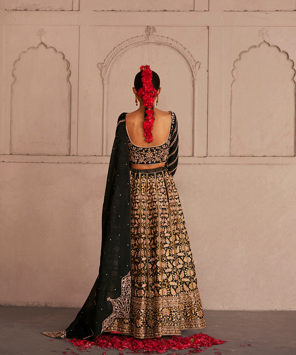 Black_Dual_Shade_Hand_Embroidered_Zardozi_Banarasi_Lehenga_With_Blouse_And_Organza_Dupatta_WeaverStory_05