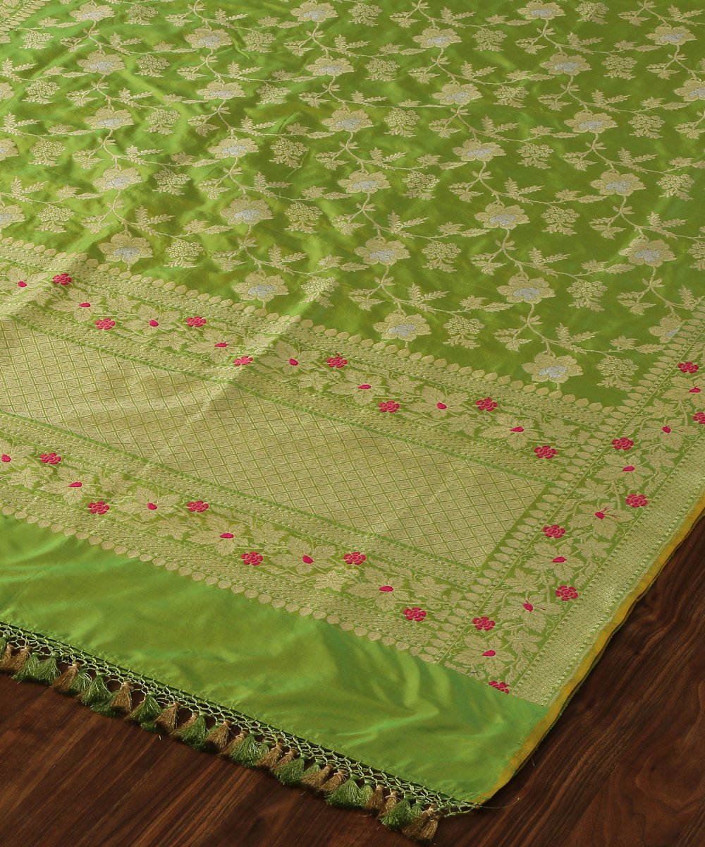 Light_Green_Handloom_Pure_Katan_Silk_Banarasi_Kadhwa_Jangla_Dupatta_WeaverStory_04