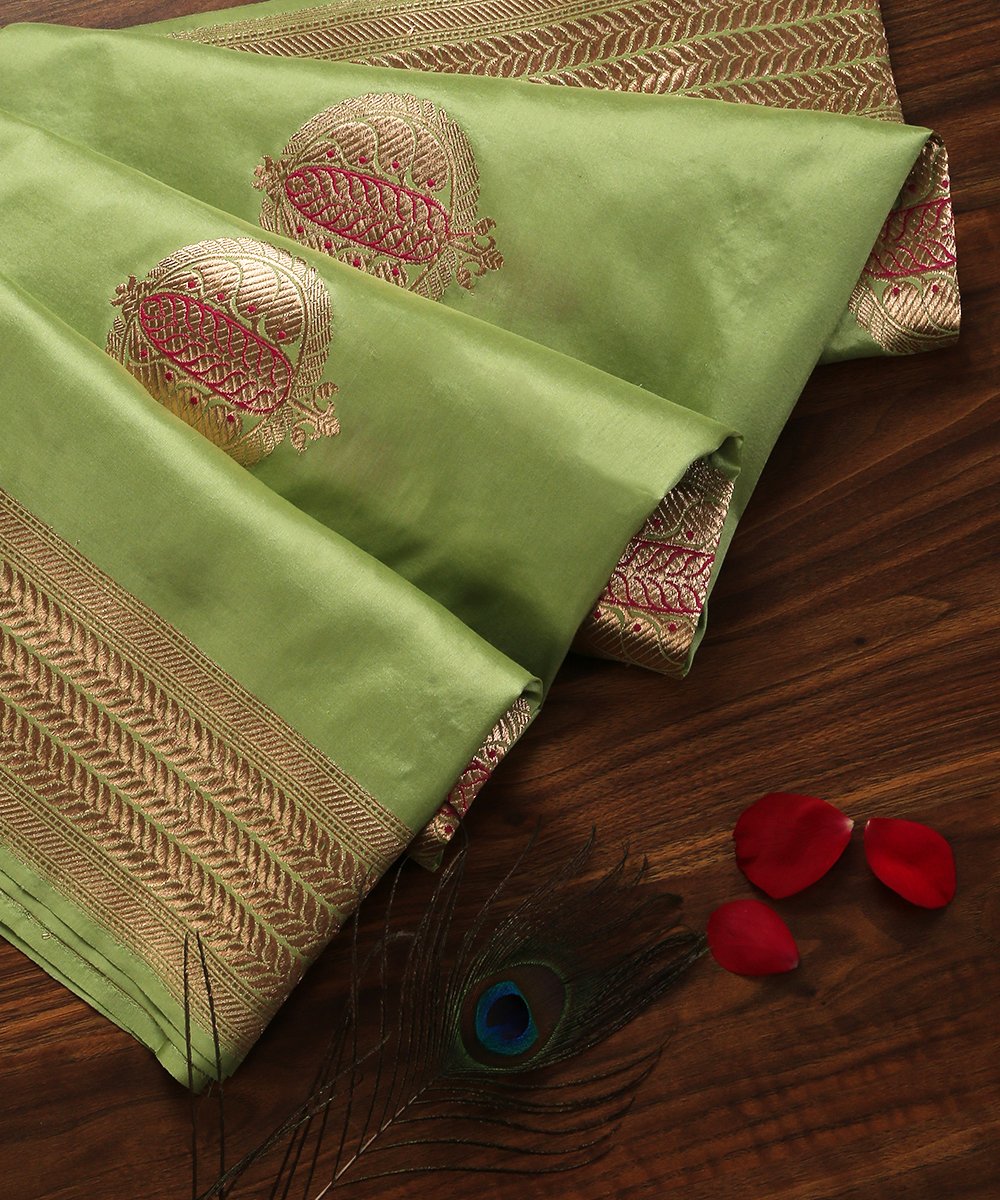 Light_Green_Handloom_Pure_Katan_Silk_Banarasi_Dupatta_with_Anaar_Boota_WeaverStory_01