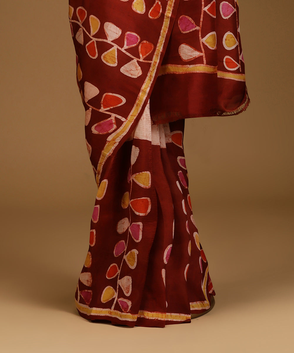 Handloom_Peach_And_Rust_Hand_Batik_Mulberry_Silk_Saree_with_Mustard_Floral_Border_WeaverStory_03