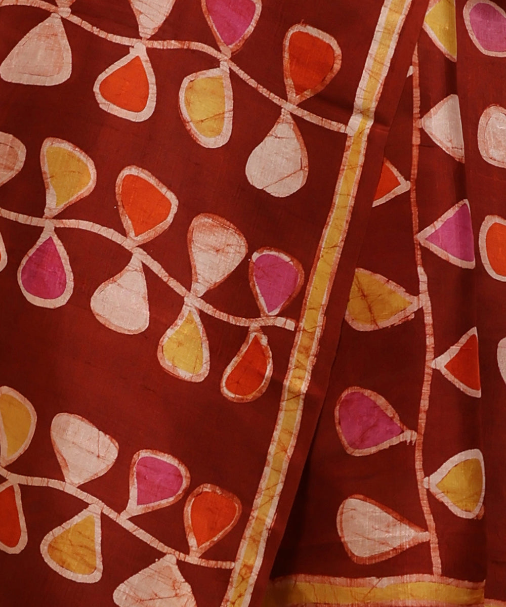 Handloom_Peach_And_Rust_Hand_Batik_Mulberry_Silk_Saree_with_Mustard_Floral_Border_WeaverStory_04