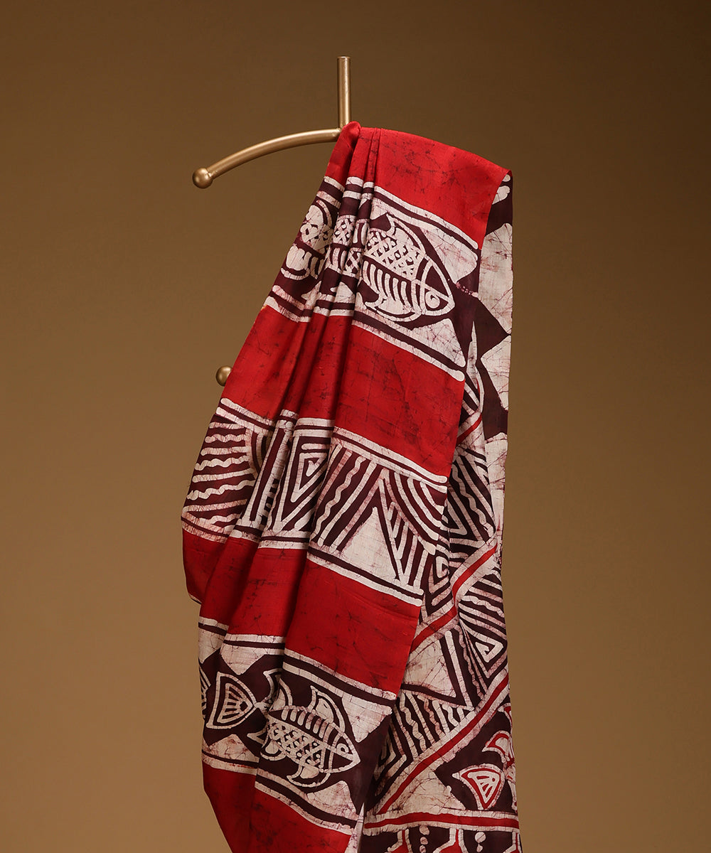 Handloom_Light_Peach_and_Red_Hand_Batik_Mulberry_Silk_Saree_With_Fish_Motifs_WeaverStory_02